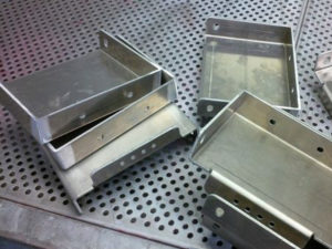 Chấn gấp hoàn thiện sản phẩm khay để dụng cụ